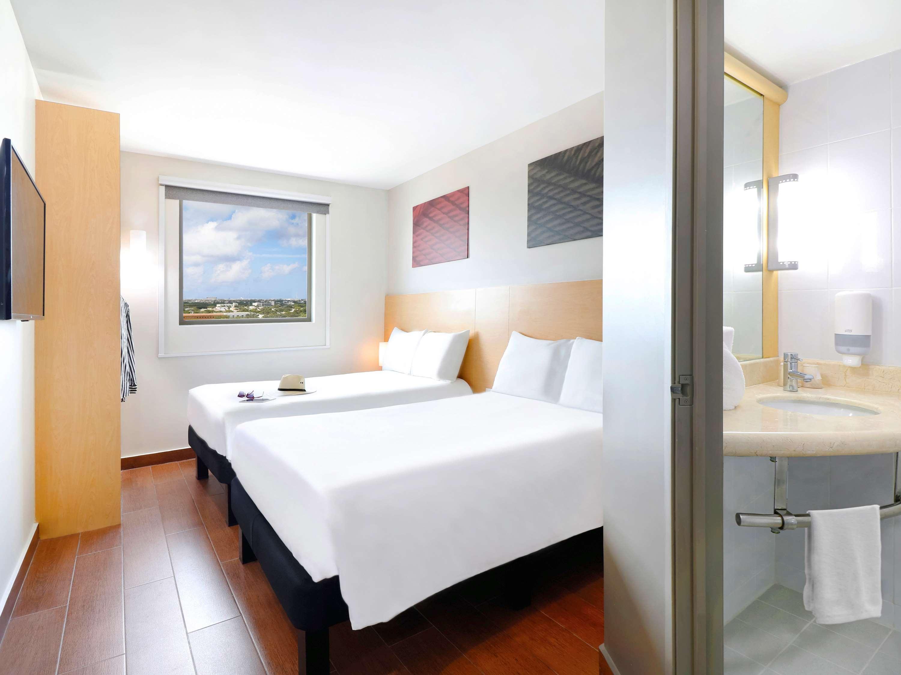 Ibis Cancun Centro Экстерьер фото