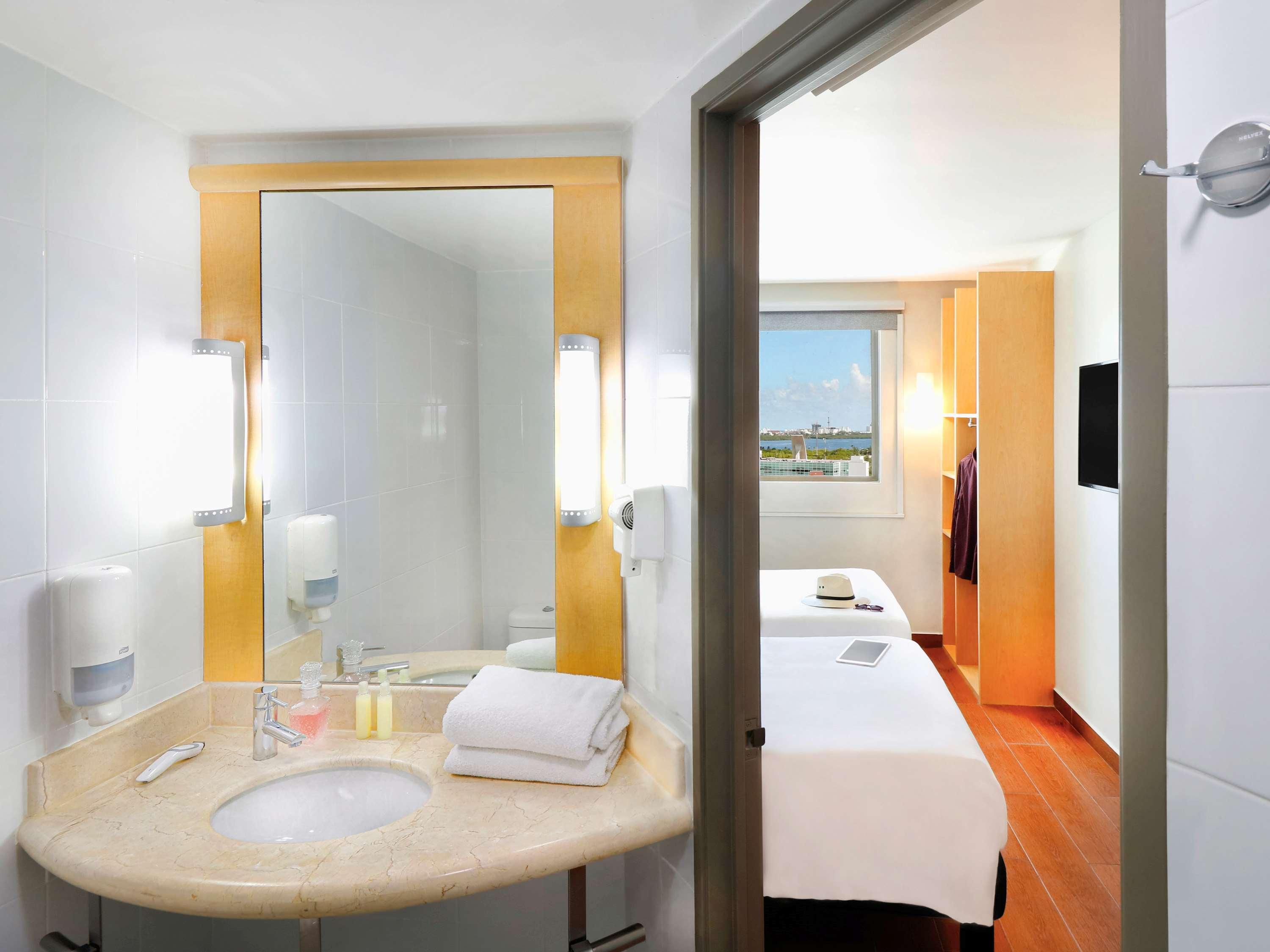 Ibis Cancun Centro Экстерьер фото
